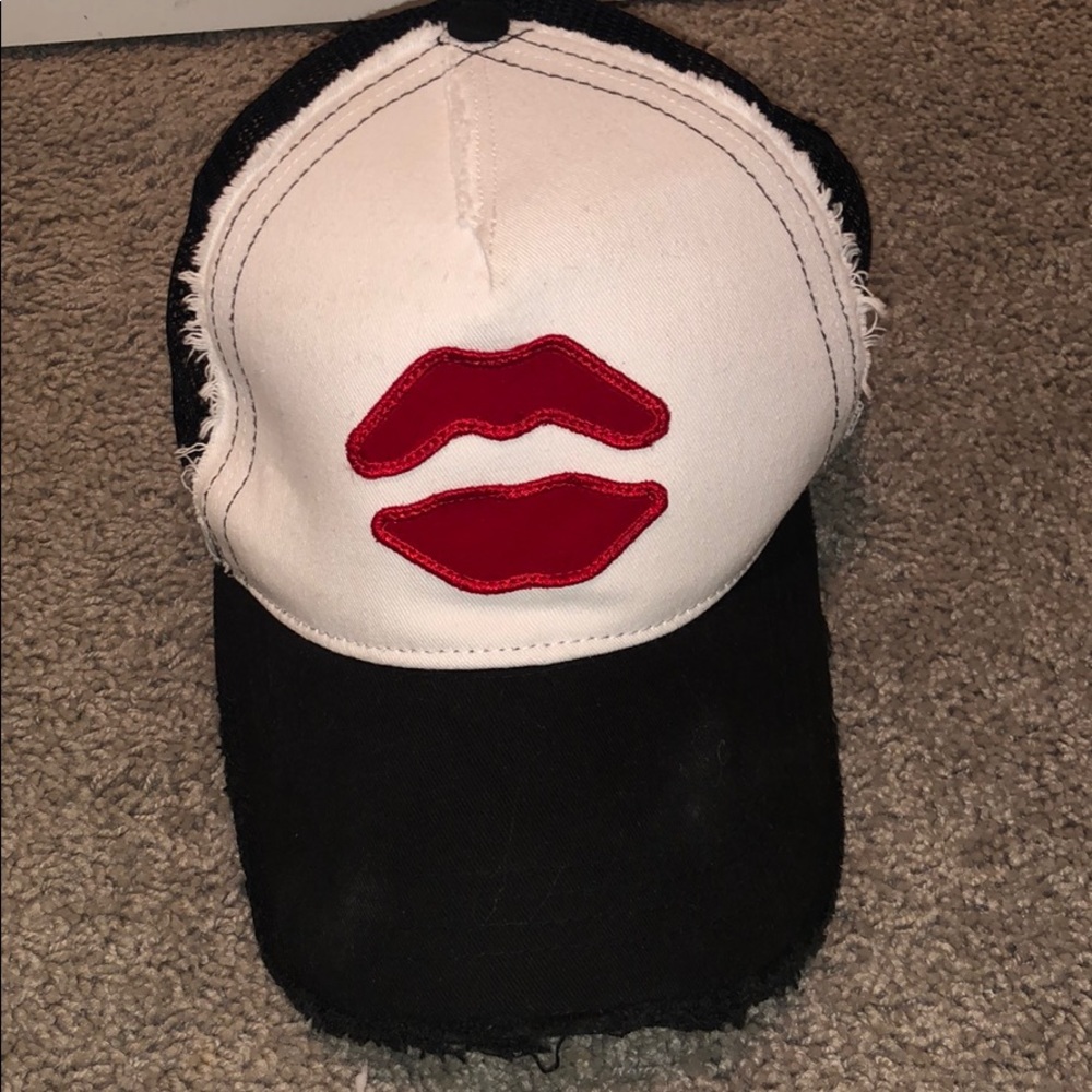 Kiss hat